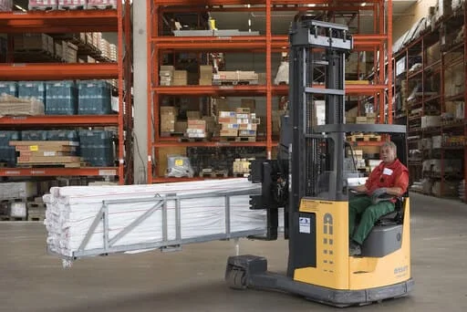 Torito de interior preparando una carga con un bulto de grandes dimensiones para el transporte urgente para Zenep Express