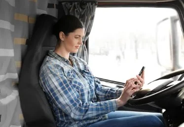 Chofer feminino buscando informacion sobre el porte en el movil 