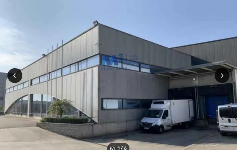 Los camiones ligeros de Zenep Express también pueden acudir a los muelles para su correspondiente carga urgente y descarga de seguido